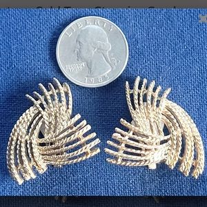 Sarah Coventry Vintage Gold Tone Stunning Rope Chain Starburst Clip On Earrings